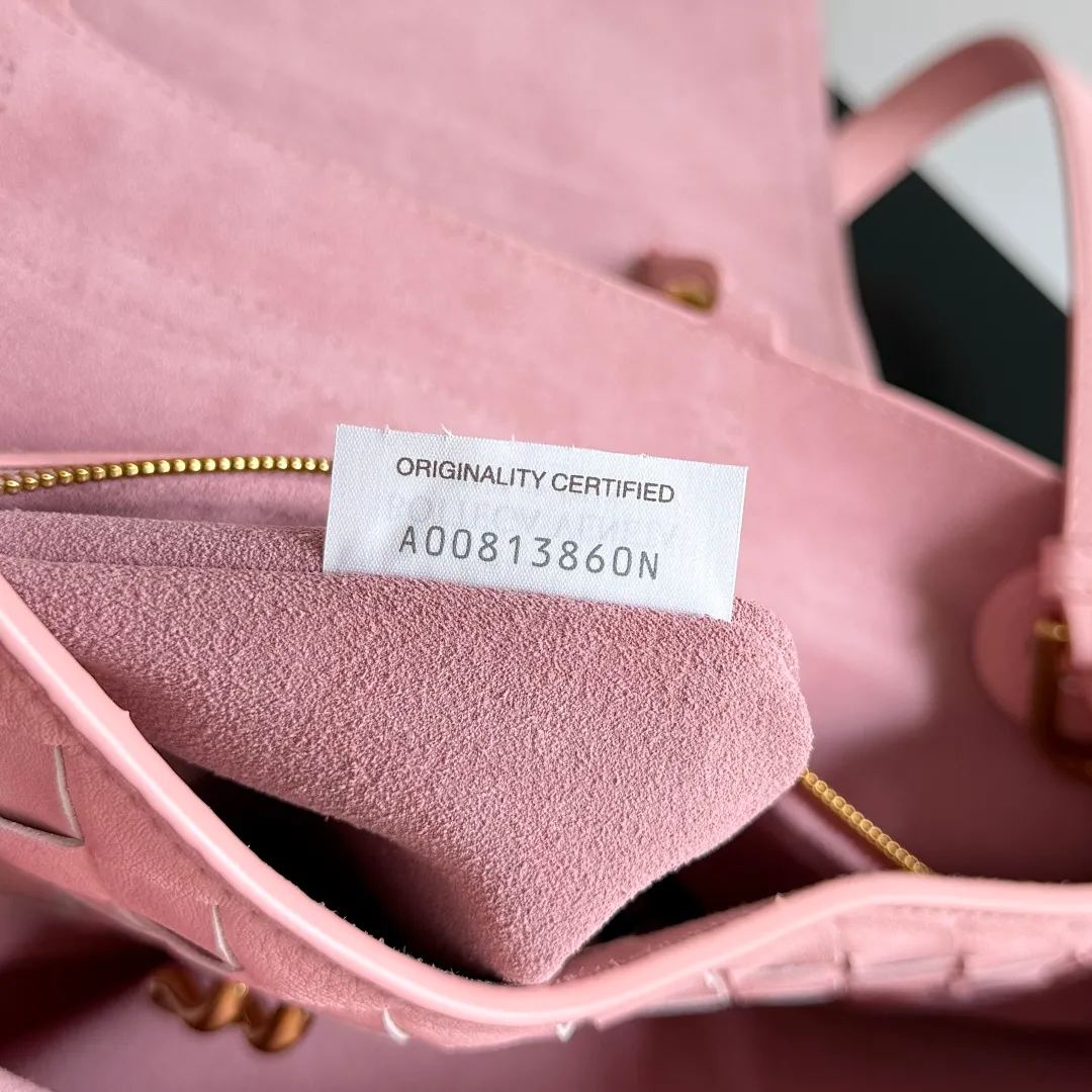 Batch 2360 BottegaVeneta Latest Ciao Ciao Bag Silky cowhide two-way flap handbag with signature twist detail, hidden hook closure, flap can be fastened to the front or attached to the INTRECCIATO woven interior pocket, comes with an adjustable and detachable crossbody strap, interior compartment, and also features a zippered pocket. The surprise flap has various shapes. Style 1 - Cover the bag surface and expose the knot decoration. Style 2 - Place the flap inside the bag. A buckle is also designed. Style 3 - The U-shaped position of the top handle in the hand bag. Style No.: 817231 Size: 34*26*15cm